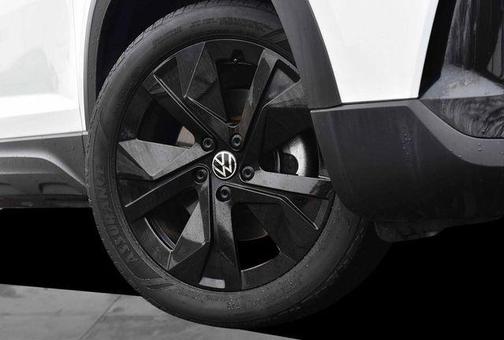 Pure White W/Black Roof 2025 Volkswagen Taos 1.5T SE Black