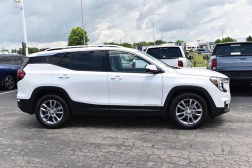 Summit White / White 2022 GMC Terrain SLT