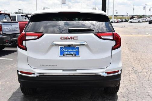 Summit White / White 2022 GMC Terrain SLT