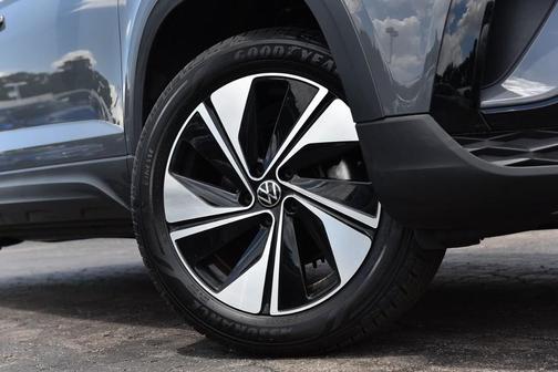 Pure Gray 2023 Volkswagen Taos 1.5T SE