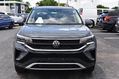 Pure Gray 2023 Volkswagen Taos 1.5T SE