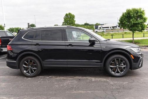 Deep Black Pearl Effect 2023 Volkswagen Tiguan 2.0T SE
