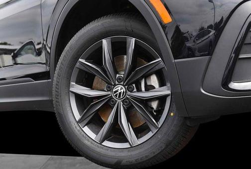 Deep Black Pearl Effect 2023 Volkswagen Tiguan 2.0T SE