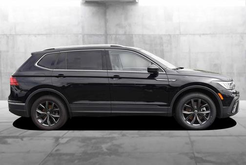 Deep Black Pearl Effect 2023 Volkswagen Tiguan 2.0T SE