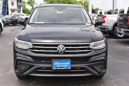 Deep Black Pearl Effect 2023 Volkswagen Tiguan 2.0T SE