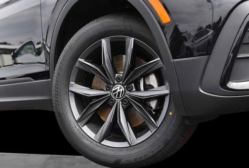 Deep Black Pearl Effect 2023 Volkswagen Tiguan 2.0T SE