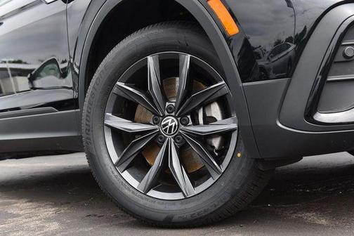 Deep Black Pearl Effect 2023 Volkswagen Tiguan 2.0T SE