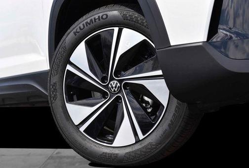 Pure White 2026 Volkswagen Taos 1.5T SE