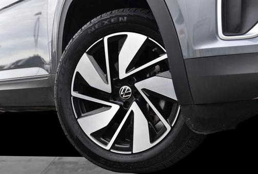 Platinum Gray Metallic 2025 Volkswagen Atlas 2.0T SE