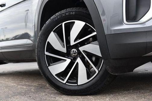 Platinum Gray Metallic 2025 Volkswagen Atlas 2.0T SE
