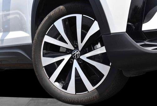 Pure White 2023 Volkswagen Taos 1.5T SE