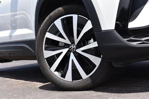 Pure White 2023 Volkswagen Taos 1.5T SE