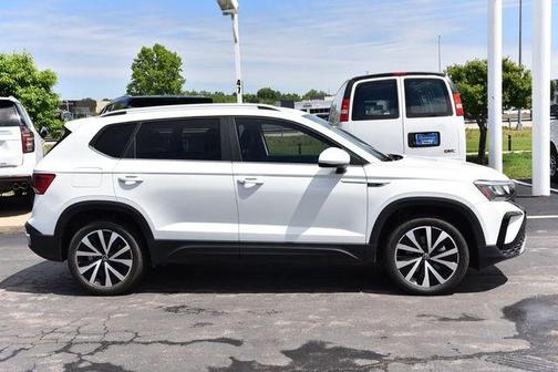 Pure White 2023 Volkswagen Taos 1.5T SE