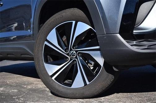 2024 Volkswagen Taos SE 4MOTION
