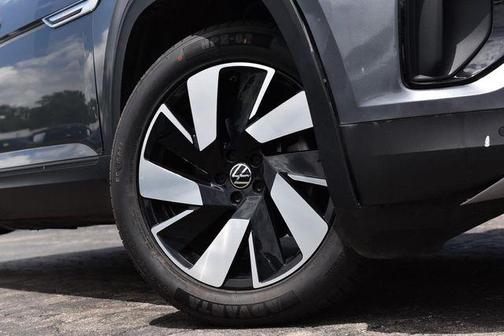 Platinum Gray Metallic 2024 Volkswagen Atlas Cross Sport 2.0T SE w/Technology 4MOTION