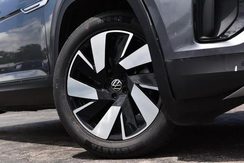Platinum Gray Metallic 2024 Volkswagen Atlas Cross Sport 2.0T SE w/Technology 4MOTION