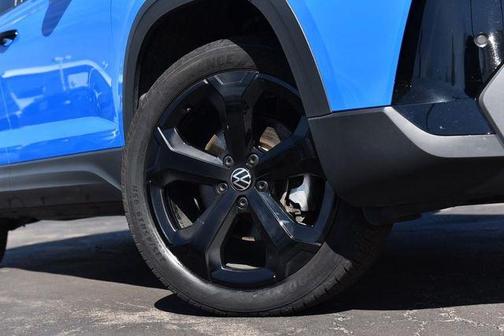 Cornflower Blue W/Black Roof 2025 Volkswagen Taos 1.5T SE Black