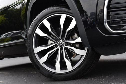 Deep Black Pearl Effect 2023 Volkswagen Atlas Cross Sport 3.6L V6 SEL Premium R-Line