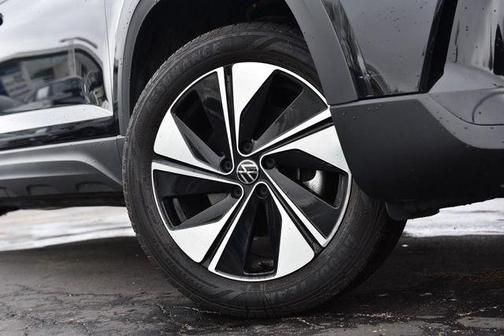 Deep Black Pearl Effect 2025 Volkswagen Taos 1.5T SE