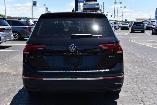 Deep Black Pearl Effect 2023 Volkswagen Tiguan 2.0T SE
