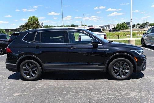 Deep Black Pearl Effect 2023 Volkswagen Tiguan 2.0T SE
