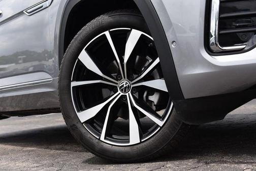 Silver Bird Metallic 2024 Volkswagen Atlas Cross Sport 2.0T SEL Premium R-Line