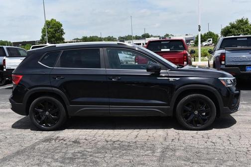 Deep Black Pearl Effect 2023 Volkswagen Taos 1.5T SE