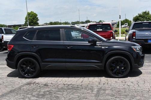 Deep Black Pearl Effect 2023 Volkswagen Taos 1.5T SE