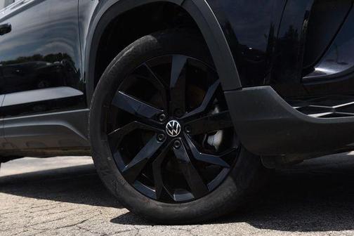Deep Black Pearl Effect 2023 Volkswagen Taos 1.5T SE