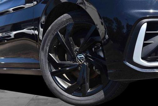Deep Black Pearl Effect 2025 Volkswagen Jetta 1.5T SE