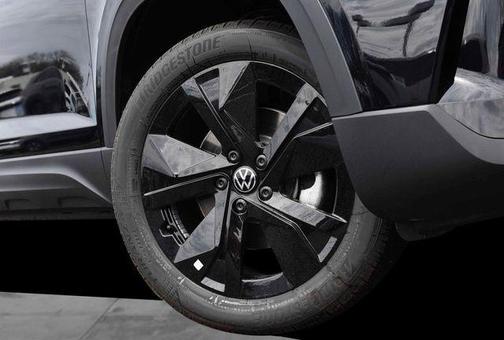 Deep Black Pearl Effect 2026 Volkswagen Taos 1.5T SE Black
