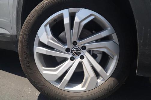 Pyrite Silver Metallic 2023 Volkswagen Atlas 3.6L SE w/Technology