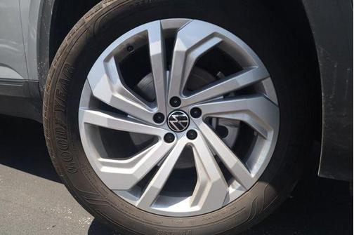 Pyrite Silver Metallic 2023 Volkswagen Atlas 3.6L SE w/Technology