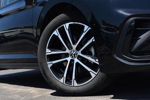 Deep Black Pearl Effect 2025 Volkswagen Jetta 1.5T Sport