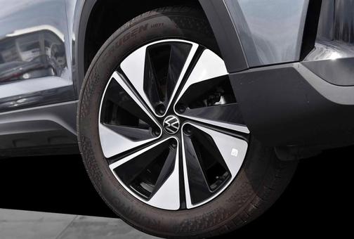 Platinum Gray Metallic 2025 Volkswagen Taos 1.5T SE