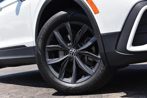 Pure White 2022 Volkswagen Tiguan 2.0T SE