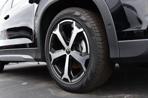 Deep Black Pearl Effect 2026 Volkswagen Tiguan 2.0T SE