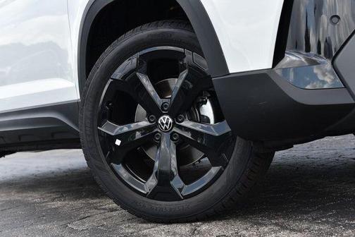 White 2026 Volkswagen Taos 1.5T SE Black