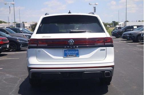 Pure White 2025 Volkswagen Atlas 2.0T Peak Edition