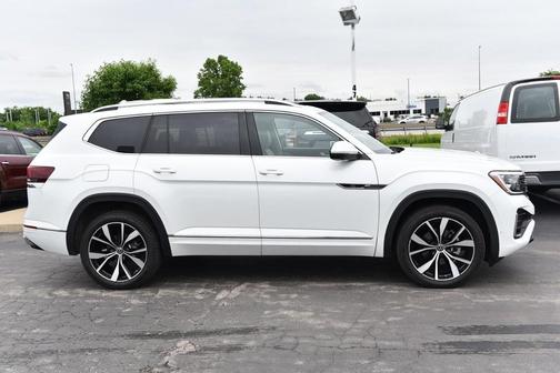 Opal White Pearl Effect 2024 Volkswagen Atlas 2.0T SEL Premium R-Line
