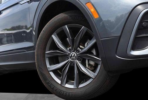 Platinum Gray Metallic 2024 Volkswagen Tiguan 2.0T SE