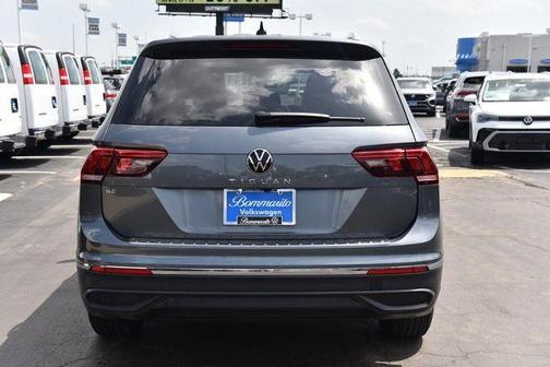 Platinum Gray Metallic 2024 Volkswagen Tiguan 2.0T SE