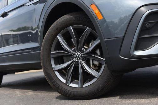 Platinum Gray Metallic 2024 Volkswagen Tiguan 2.0T SE