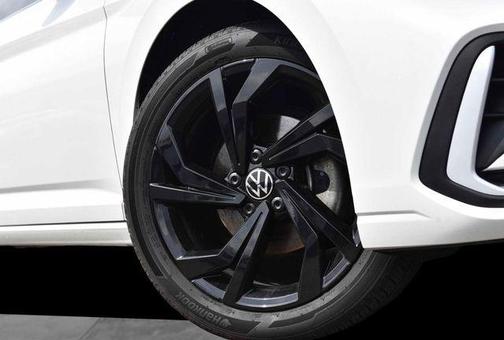Opal White Pearl Effect 2025 Volkswagen Jetta 1.5T SE