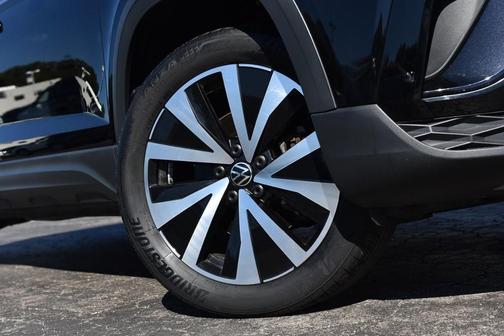 Deep Black Pearl Effect 2023 Volkswagen Taos 1.5T SE