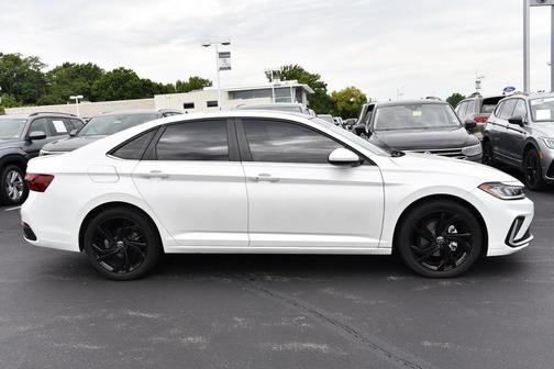 Opal White Pearl Effect 2025 Volkswagen Jetta 1.5T SE