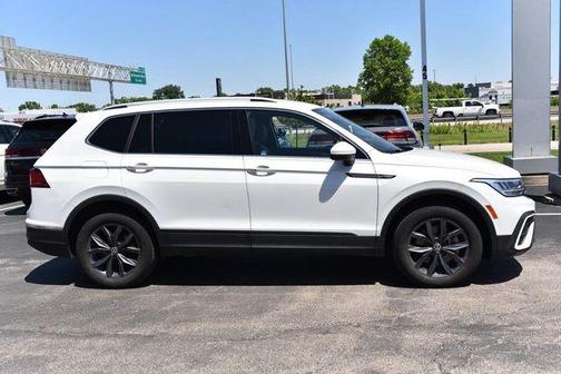 Opal White Pearl Effect 2023 Volkswagen Tiguan 2.0T SE