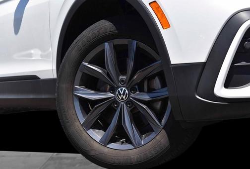 Opal White Pearl Effect 2023 Volkswagen Tiguan 2.0T SE
