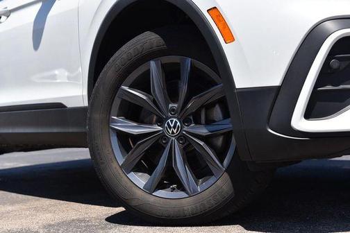 Opal White Pearl Effect 2023 Volkswagen Tiguan 2.0T SE