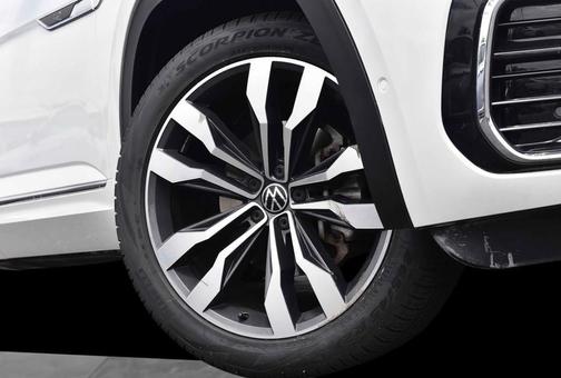 Pure White 2022 Volkswagen Atlas 3.6L SEL Premium R-Line